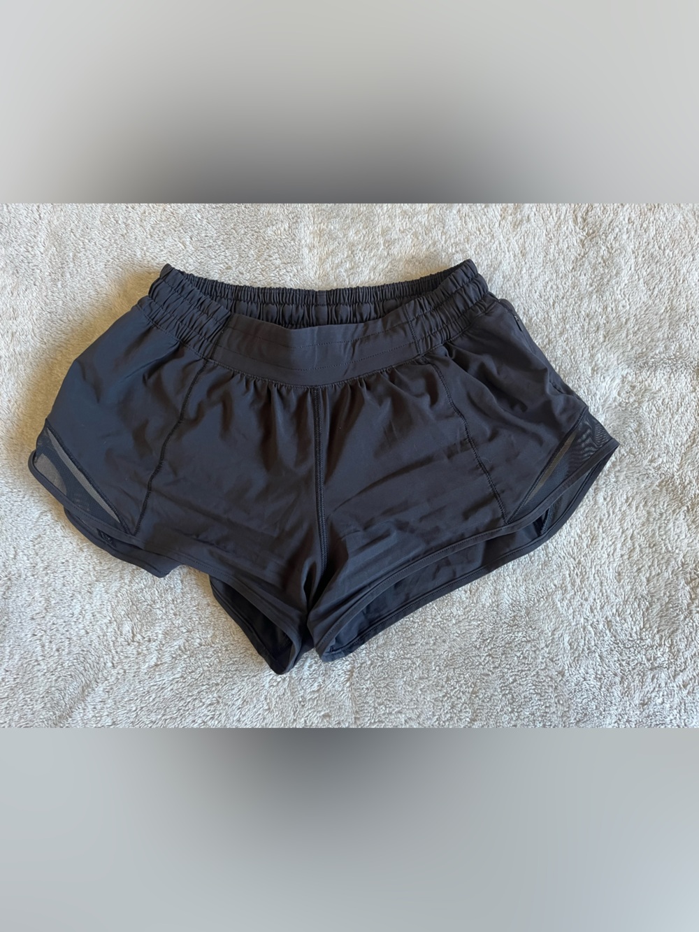 Lululemon Hotty Hot Short II *2.5" size 6